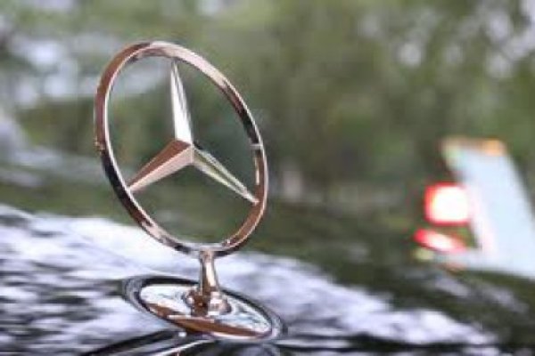 Franţa blochează înmatricularea de vehicule compact Mercedes. Vezi de ce